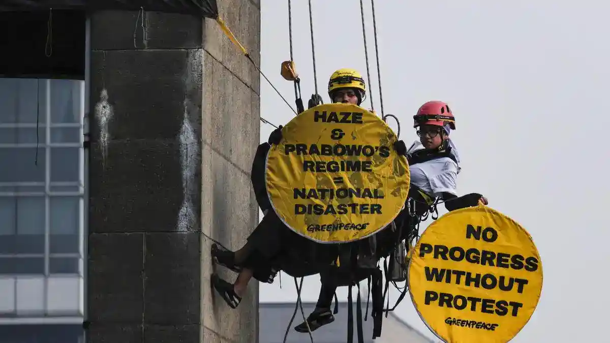 Enam Aktivis Greenpeace Dipulangkan Setelah Pemeriksaan di Polda Metro Jaya Enam Aktivis Greenpeace Dipulangkan Setelah Pemeriksaan di Polda Metro Jaya
