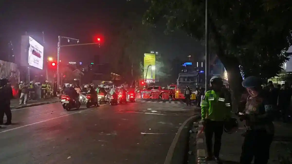 Tiga Polisi Terluka dalam Serangan Batu dan Molotov di Simpang Dago Tiga Polisi Terluka dalam Serangan Batu dan Molotov di Simpang Dago