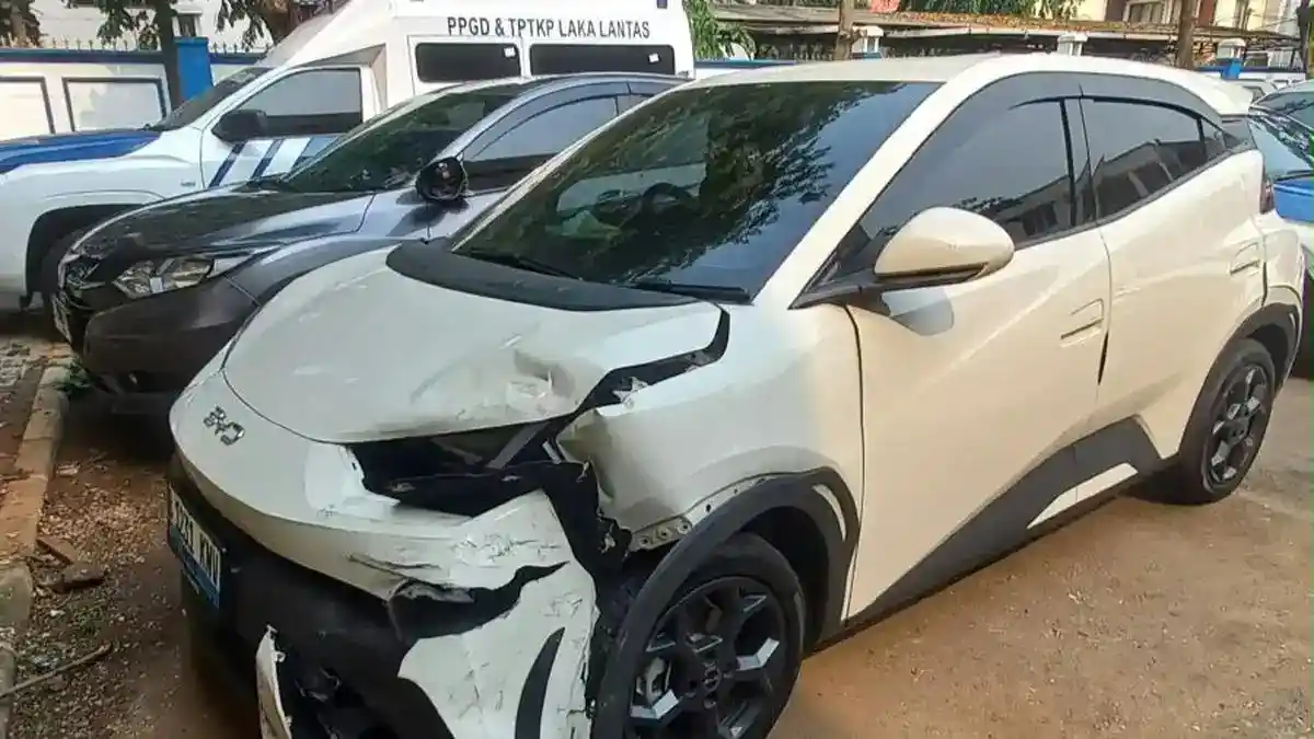 Empat Mobil Terlibat Tabrakan Beruntun di Tol Layang Pancoran