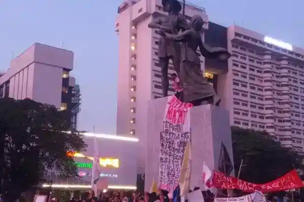 Spanduk Tuntutan di Tugu Tani, Demonstran Soroti Karhutla dan Banjir