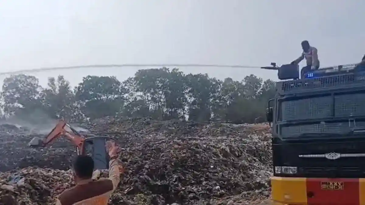 Kebakaran TPA Bandar Jaya Terkendali, Petugas Fokus Mendinginkan Timbunan Sampah