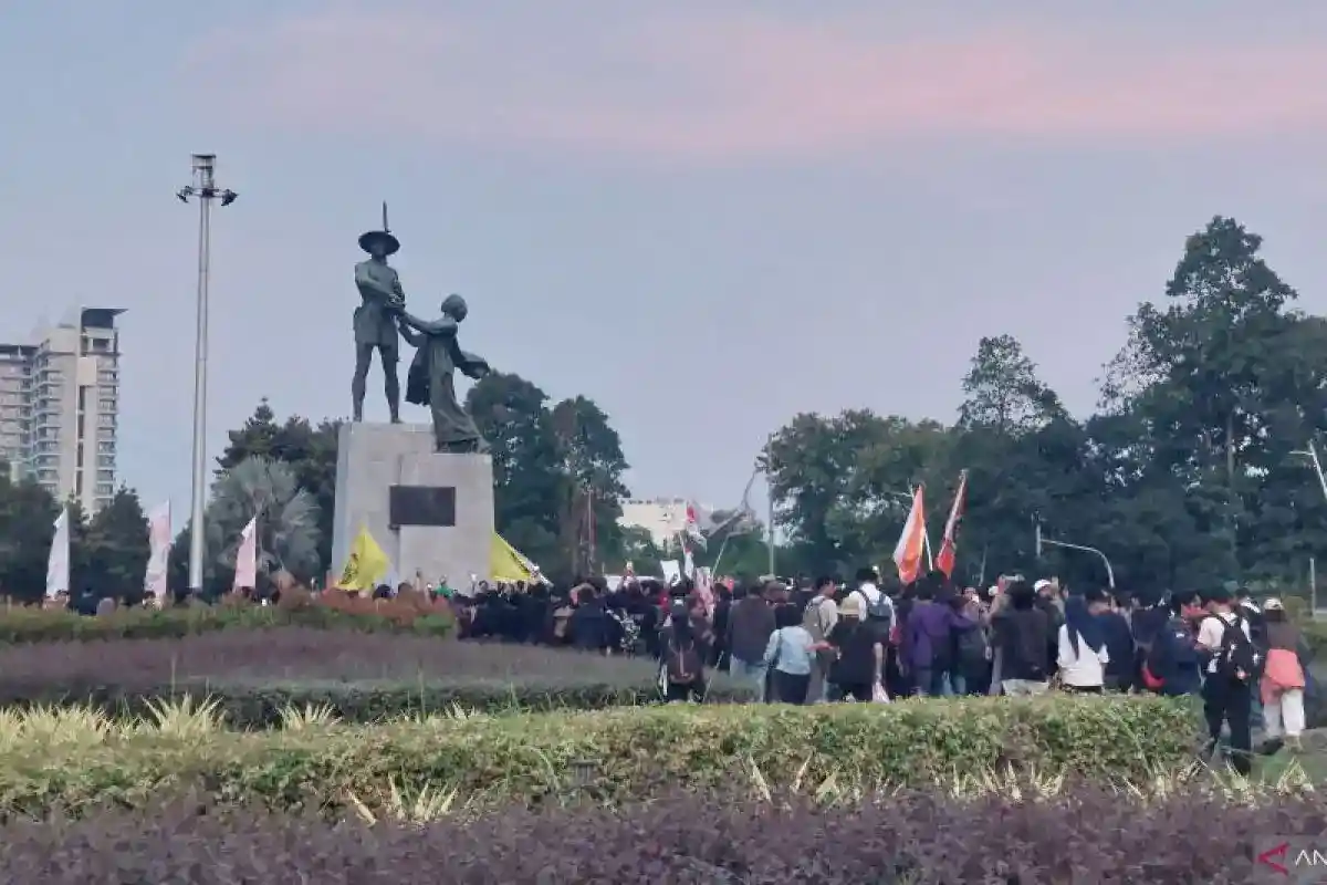 Massa Tinggalkan Tugu Tani dengan Tertib, Lalu Lintas Berangsur Normal
