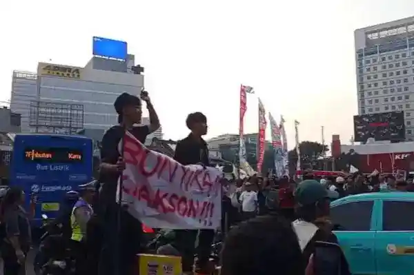 Klakson Kendaraan Sambut Aksi Dua Tahun Pemerintahan Prabowo-Gibran di Tugu Tani