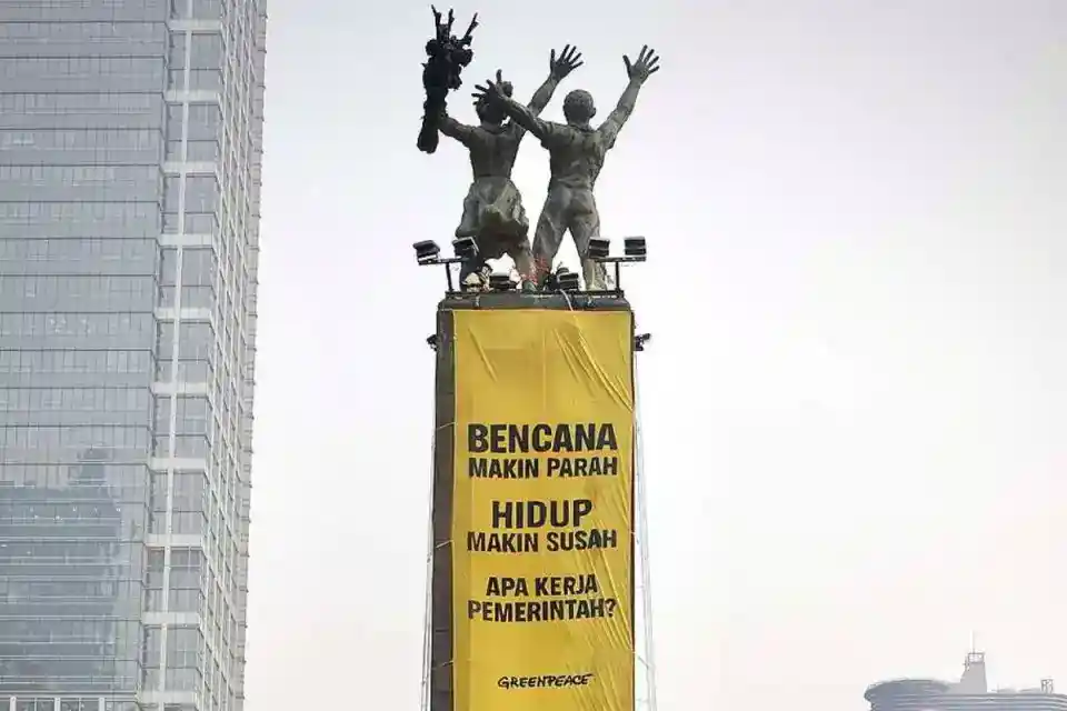 Enam Aktivis Greenpeace Dievakuasi dari Monumen Selamat Datang