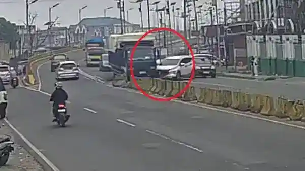 Kecelakaan di Ujung Flyover Bukittinggi: Xpander Berbelok dan Bertabrakan dengan Truk