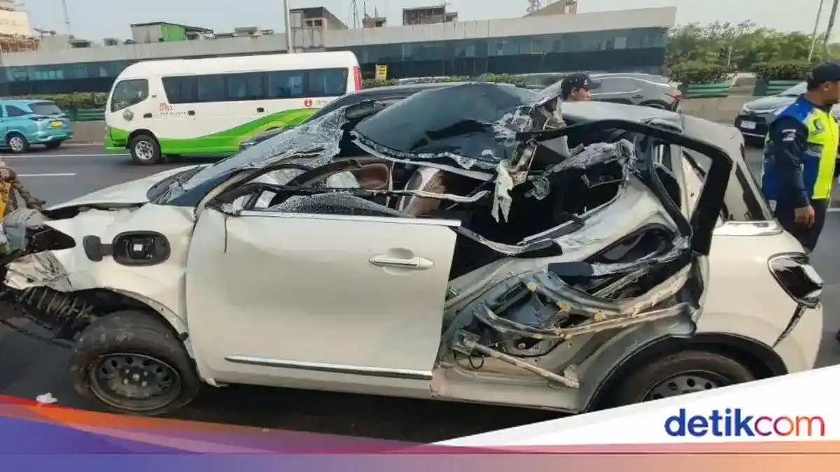 Kartu E-Toll Terjatuh, Wuling Binguo EV Tabrak Truk dan Bus di Ancol