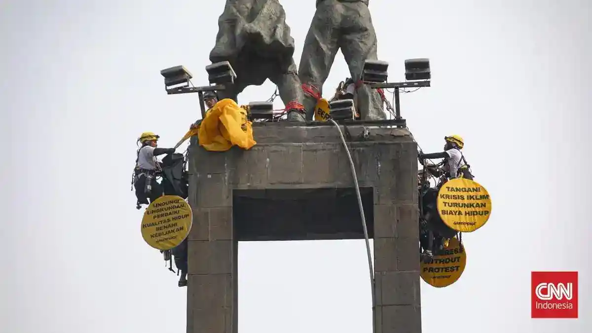 Enam Aktivis Greenpeace Dipulangkan Usai Aksi di Bundaran HI