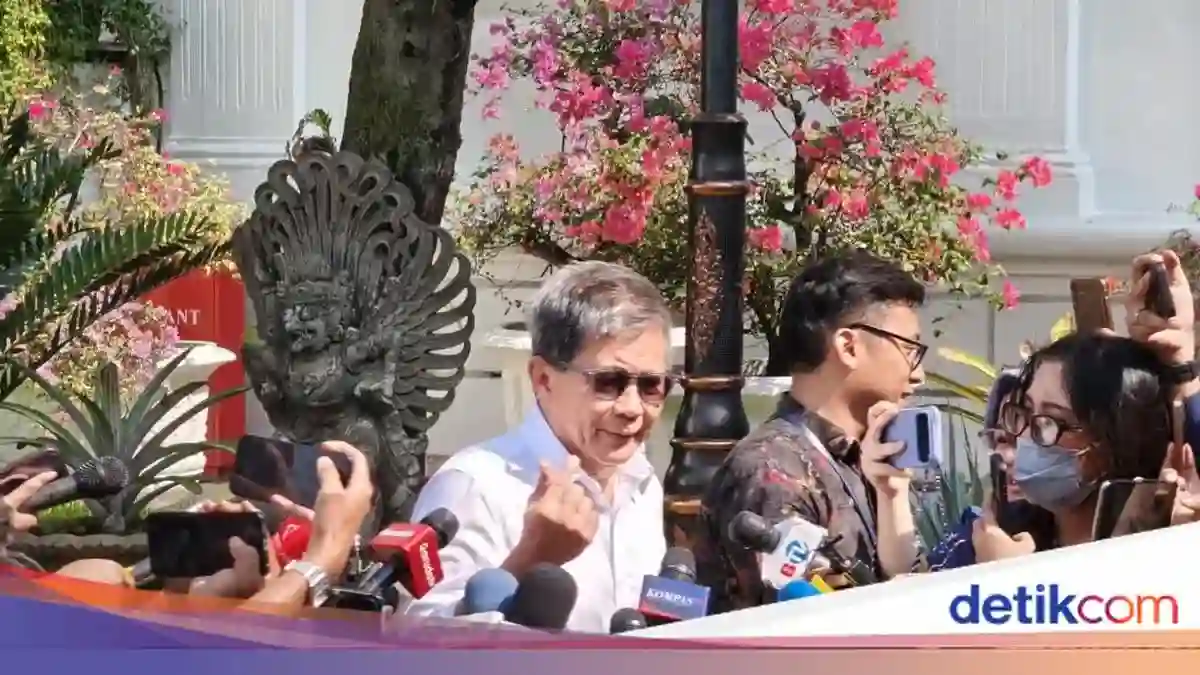 Dua Tahun Pemerintahan Prabowo-Gibran, Rocky Gerung Beri Penilaian dengan Isyarat Finger Heart