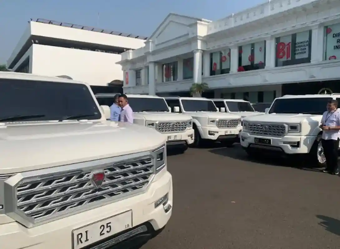 Menteri dan Wamen Tiba dengan Maung Putih di Sidang Kabinet Dua Tahun Pemerintahan Prabowo