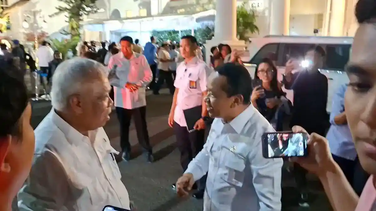 Pertemuan Singkat Bahlil dan Basuki Seusai Sidang Kabinet