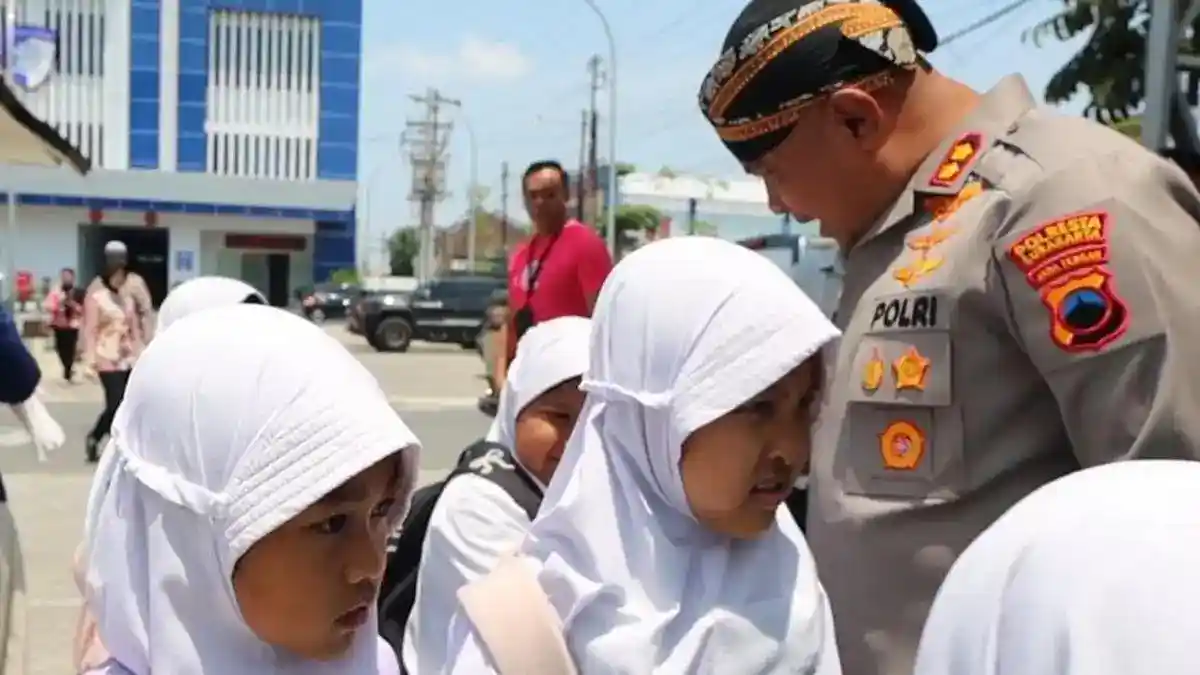Mbah Con Dekati Anak-anak Solo dengan Canda dan Nasihat