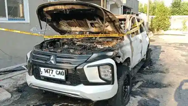 Kebakaran Pajero di Semolowaru Indah Nyaris Merembet ke Rumah Warga