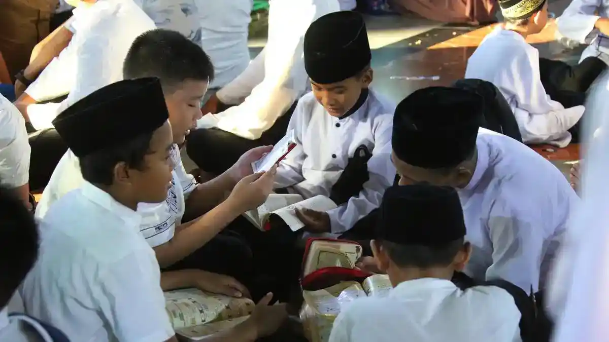 Tiga Klaim Hoaks tentang Santri yang Beredar di Media Sosial