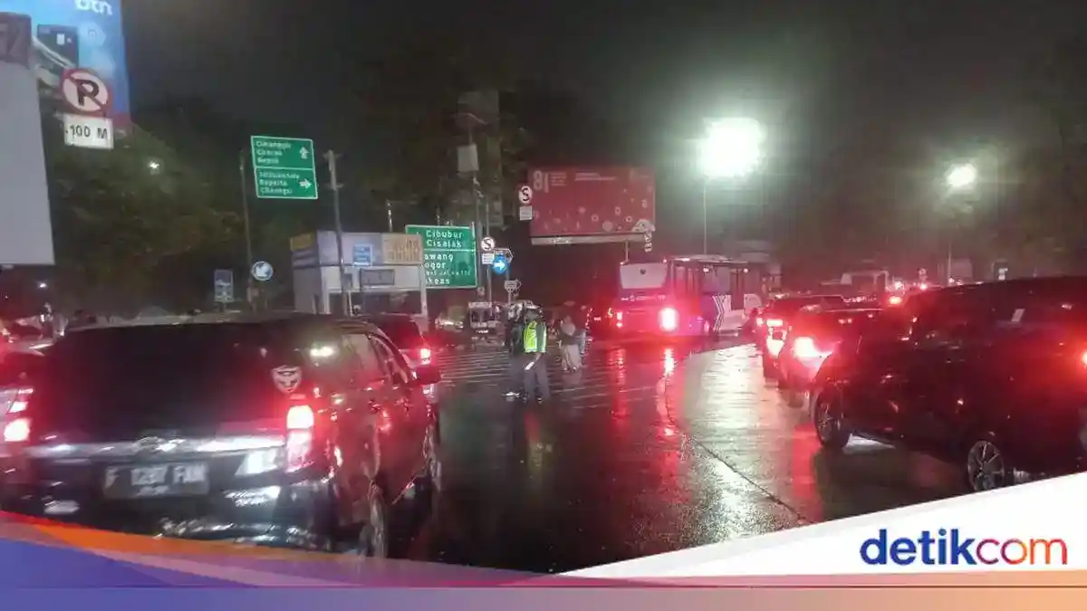 Usai Hujan, Antrean Kendaraan Memanjang di Sejumlah Ruas Cibubur