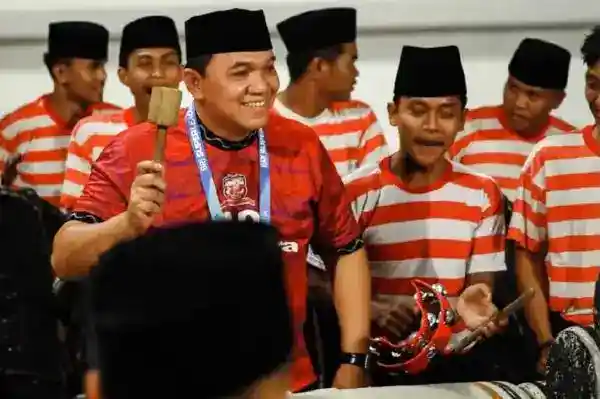 Sarung dan Kopiah Warnai Dukungan Suporter Madura United Saat Taklukkan Persib