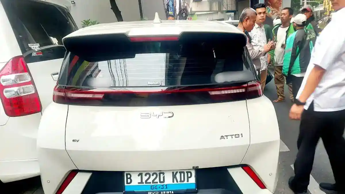 Tabrakan Beruntun di Panglima Polim, Pengendara Honda Beat Patah Kaki