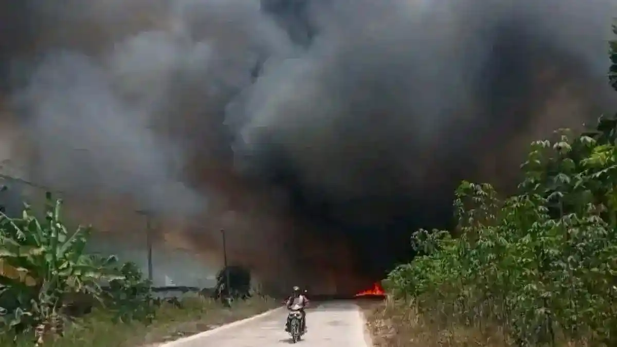 Empat Jam Penanganan Api di Lapak Kayu Gelam Mesuji