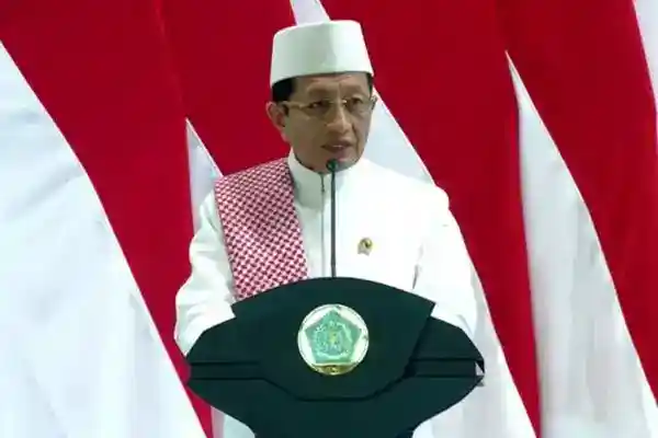 Menag Dorong ASN Kemenag Kenakan Sarung dan Peci untuk Merawat Tradisi
