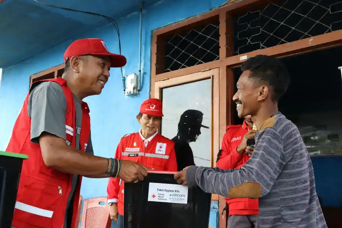 PMI Jakarta Selatan Distribusikan 432 Paket Kebersihan bagi Warga Terdampak Gempa Flores