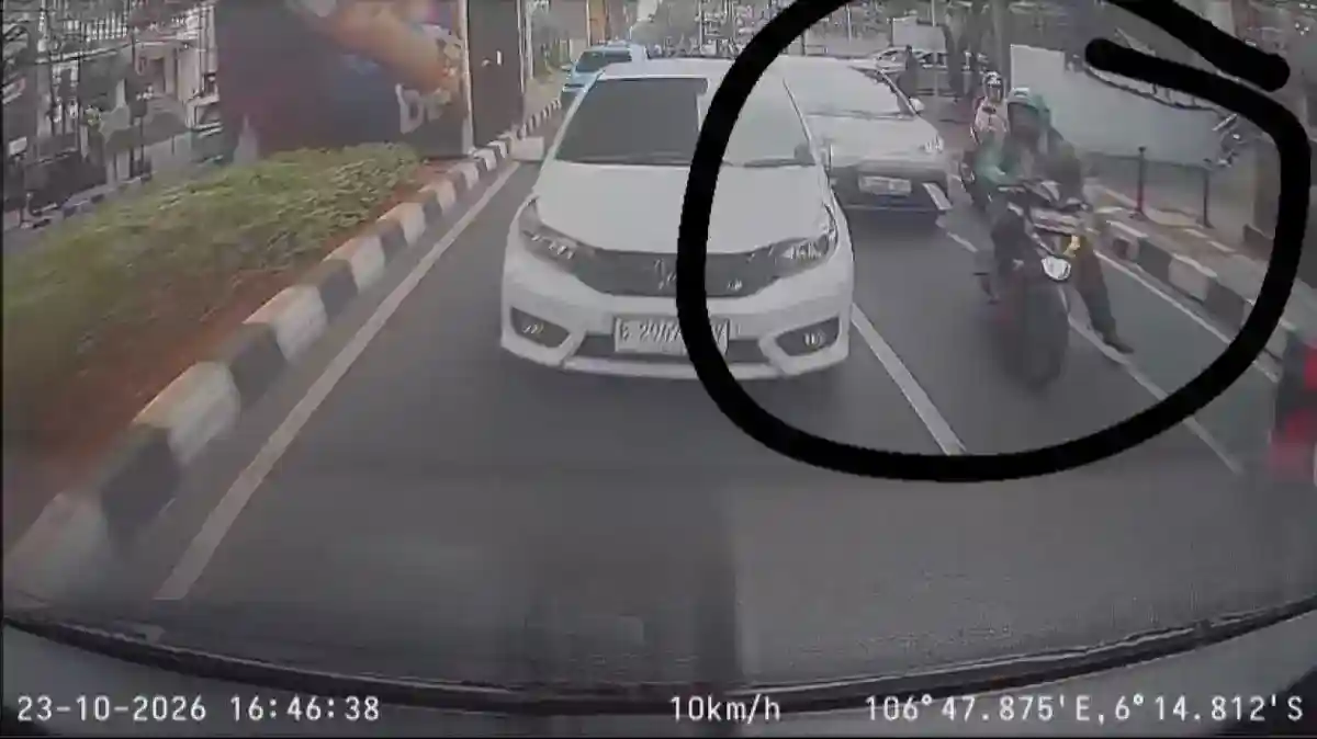 Pengemudi Ojol Patah Tulang dalam Kecelakaan Mobil Listrik di Panglima Polim