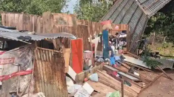 Angin Kencang Terbangkan Atap Rumah Warga di Maubeli, Barang-Barang Terkena Hujan Angin Kencang Terbangkan Atap Rumah Warga di Maubeli, Barang-Barang Terkena Hujan