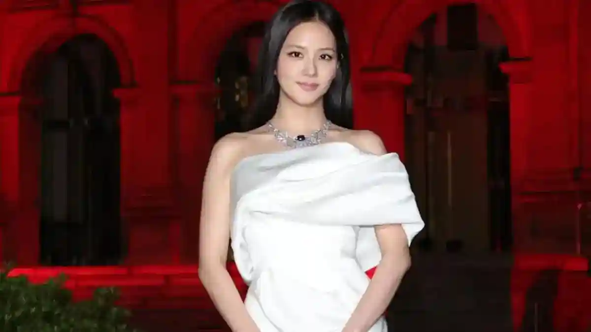 Jisoo Siapkan Single “Addicted” dan Kenalkan Lightstick Solo Bernuansa Es Krim