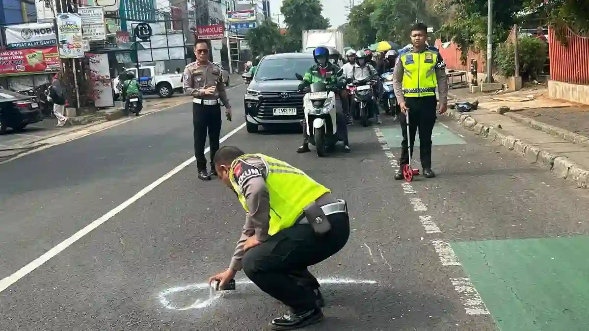 Penumpang Vario Tewas dalam Kecelakaan yang Melibatkan Motor dan Truk di Depok