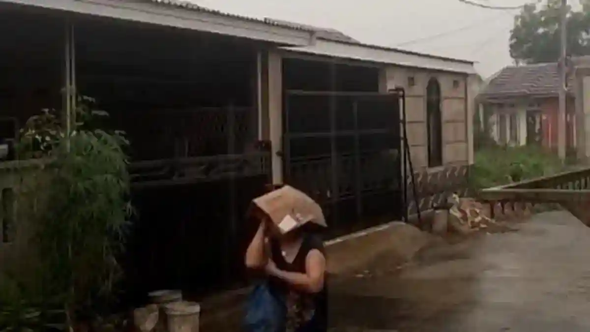 Hujan Pertama Setelah Kemarau Panjang Menyapa Palembang, BMKG Imbau Warga Tetap