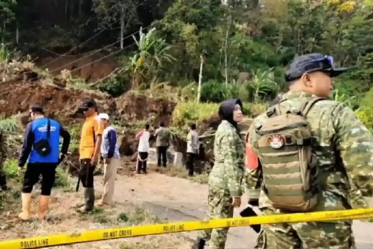 Longsor Tutup Jalur Tapak–Sukowidi, Pembersihan Terkendala Timbunan Batu dan Tanah