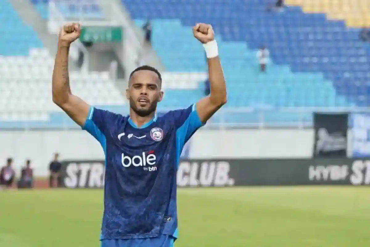 Arema FC Taklukkan Dewa United 4-0, Careca Cetak Dua Gol