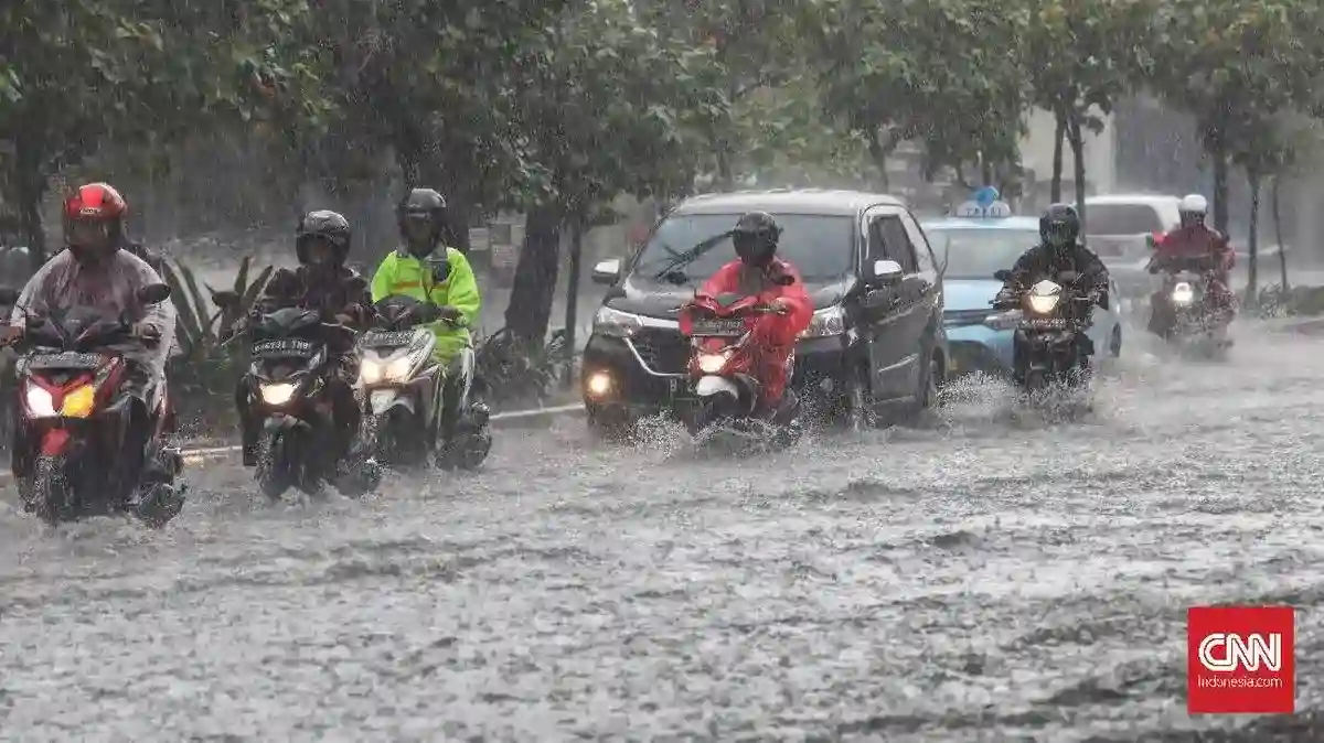 Banjir Rendam Jalan Mayor Oking, Pengendara Motor Terdampak