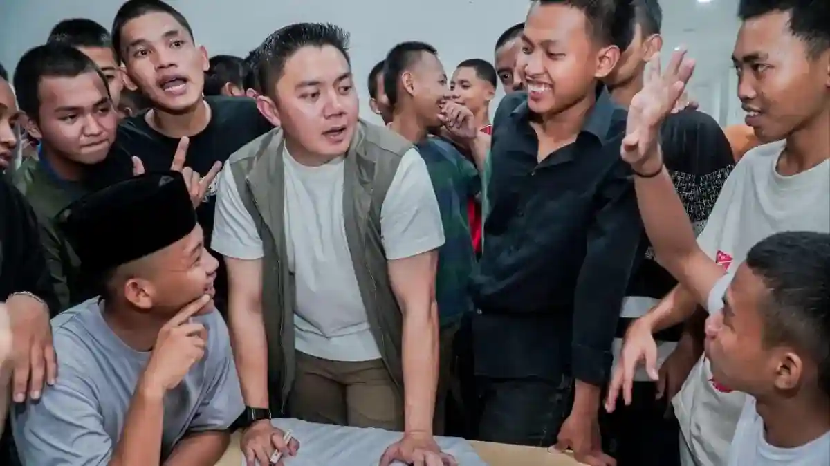 Kunjungan Malam Teddy Indra Wijaya ke Asrama Sekolah Rakyat Bekasi