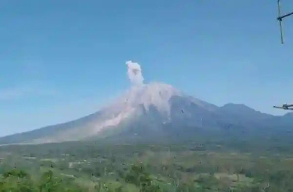 Semeru Erupsi Berulang pada Senin Pagi, Status Tetap Siaga