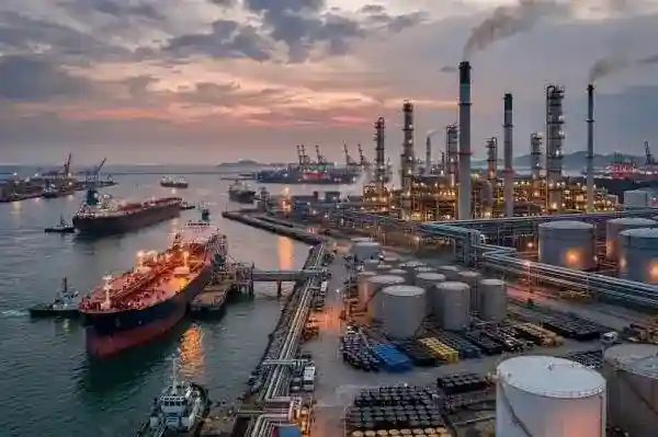 Harga Minyak Terkoreksi, Risiko Pasokan dari Serangan di Arab Saudi Tetap Membayangi