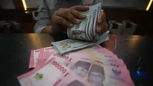 Rupiah Melemah ke Rp18.105 per Dolar AS, Terendah dalam Hampir Lima Bulan