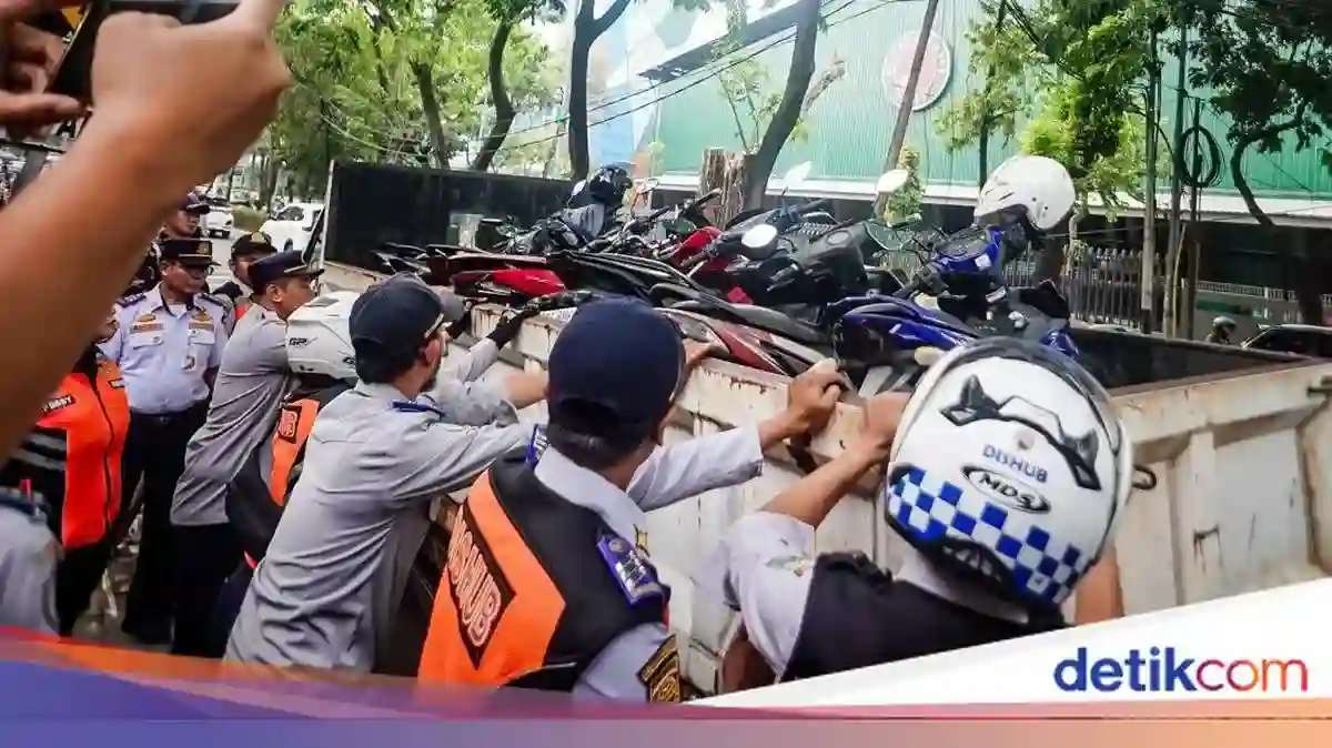 Penertiban Parkir di Jakarta Selatan Angkut 13 Sepeda Motor