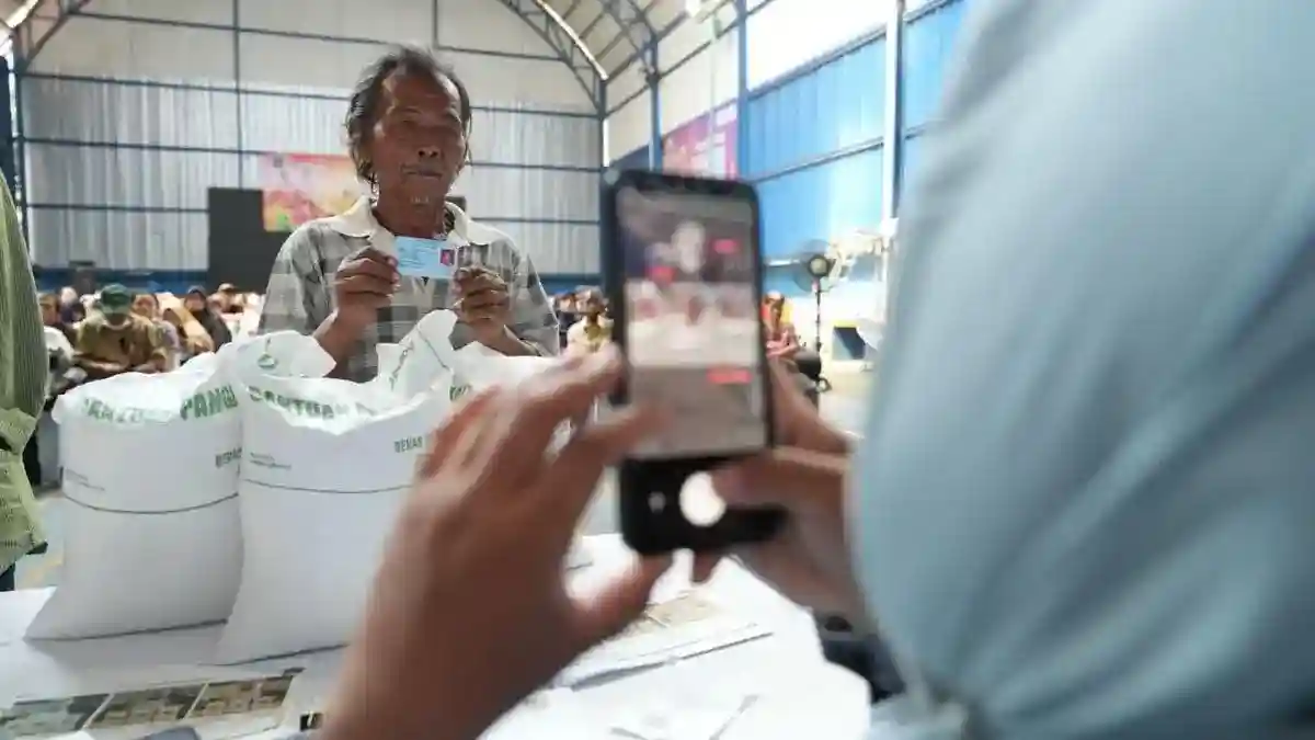 Bantuan Beras 30 Kg untuk 33,2 Juta Keluarga Dikebut hingga Akhir Tahun