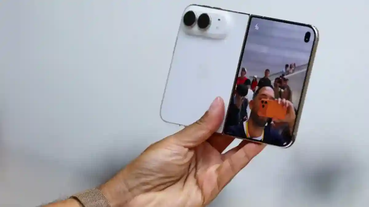 Retakan di Garis Lipatan iPhone Duo Picu Keluhan Pengguna