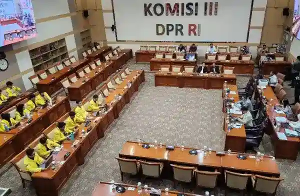 Sahroni Dorong Mahasiswa UI Berani Bermimpi Besar dalam RDPU RUU Perampasan Aset