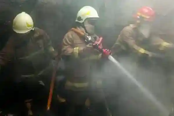 Api Membakar Tumpukan Kayu di Bangunan Kosong Pancoran