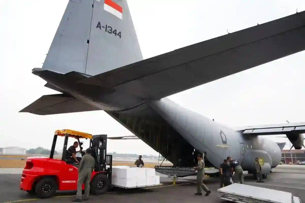 Dua Hercules TNI AU Angkut Dry Ice untuk Operasi Modifikasi Cuaca