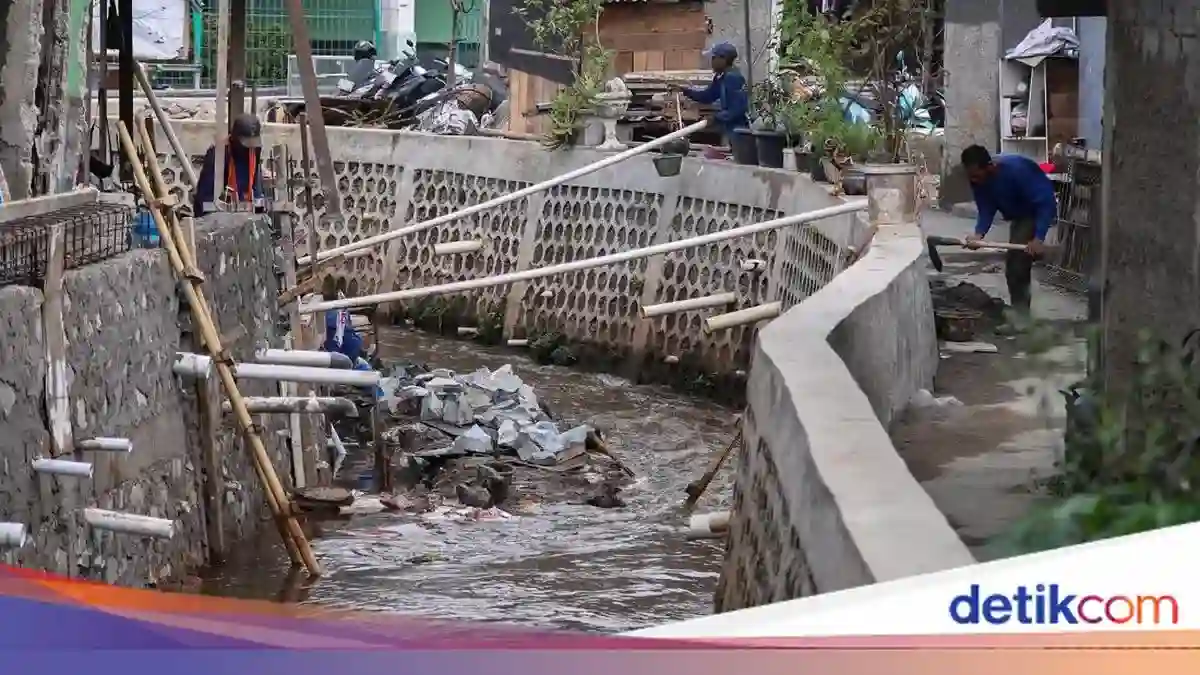 Perkuatan Turap Kali Mampang Ditargetkan Tuntas pada Desember 2026