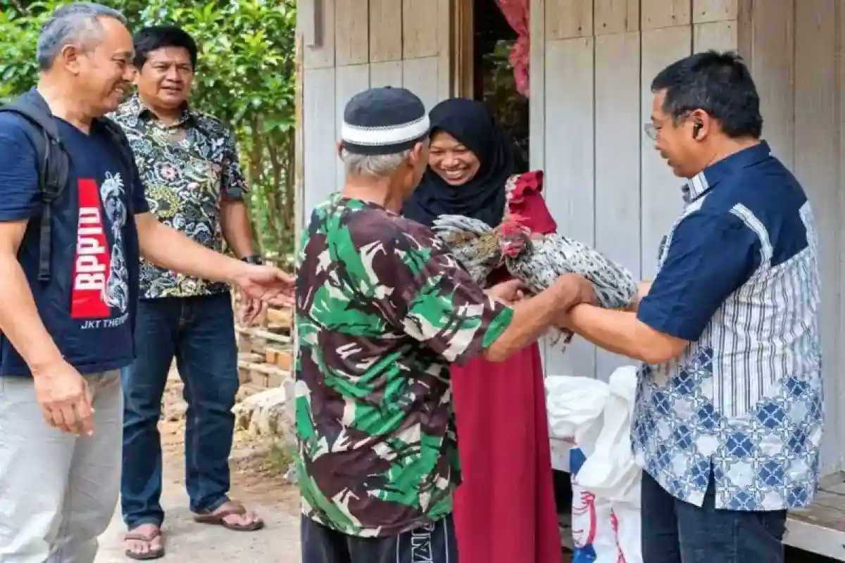 Jawa Barat Salurkan Ayam Sentul untuk Keluarga Penerima Rutilahu di Garut