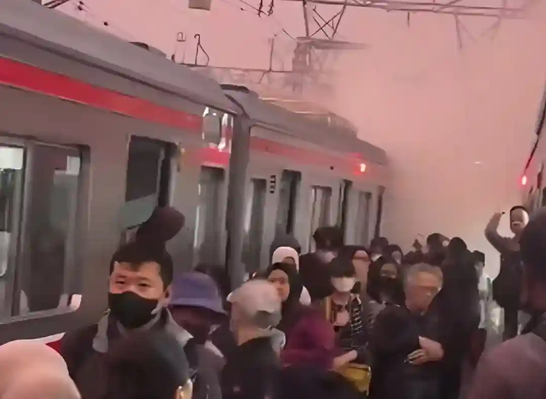 Asap Terlihat di Atap KRL Stasiun Jakarta Kota, Penumpang Turun dari Kereta