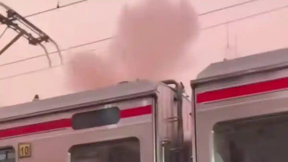 Asap dan Percikan dari KRL di Jakarta Kota, Penumpang Dipindahkan ke Kereta Lain