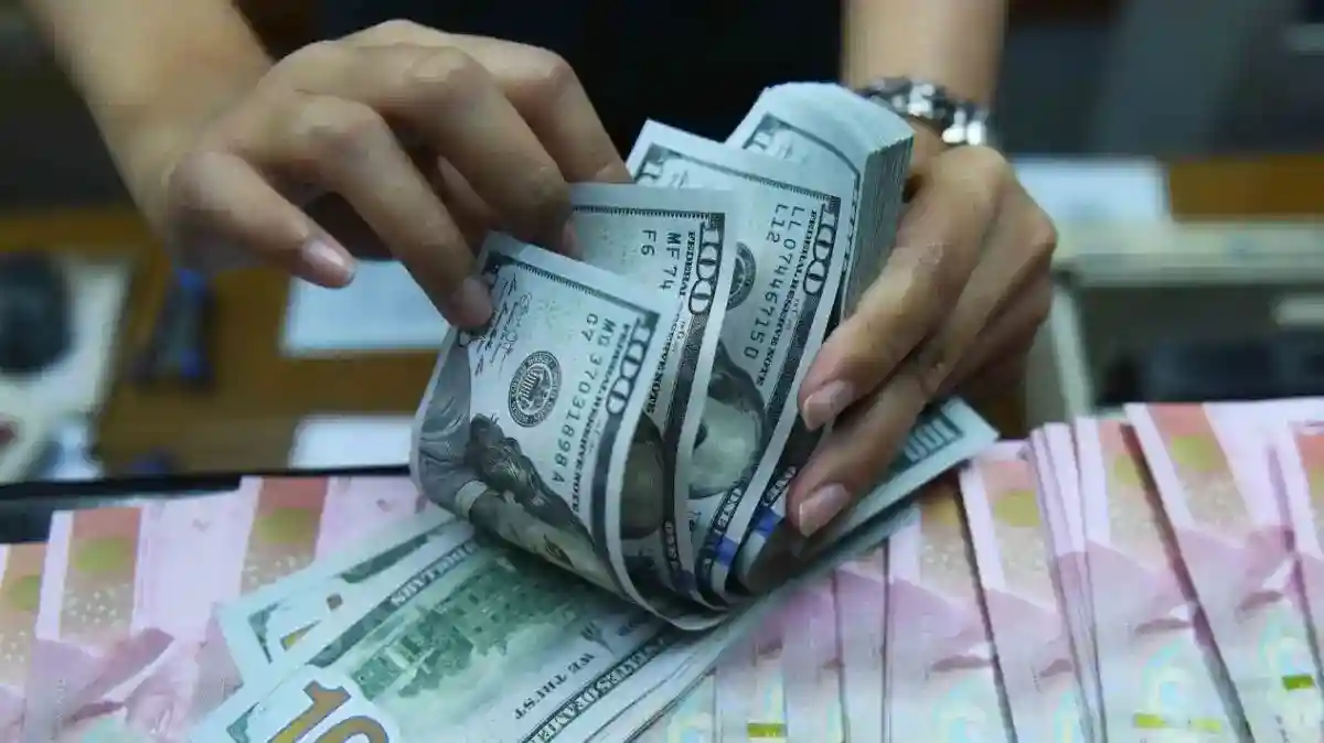 Tekanan Dolar dan Minyak Membayangi Pergerakan Rupiah pada Akhir Oktober