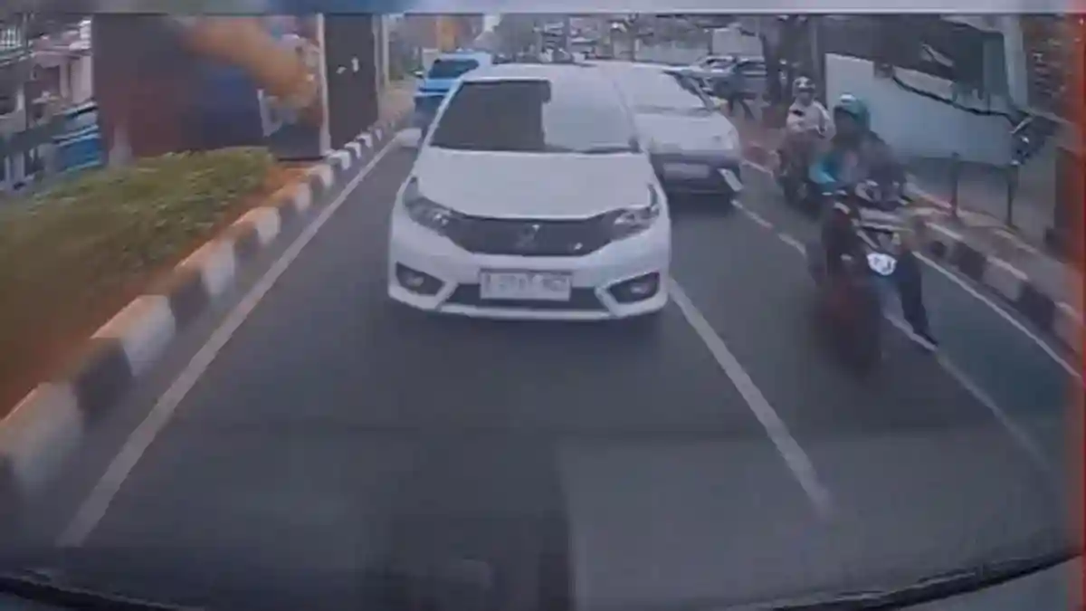 Kecelakaan di Panglima Polim: Sopir BYD Diduga Tertidur, Pengemudi Ojol Terluka