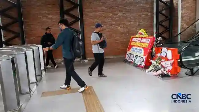 Karangan Bunga Jadi Suara Protes atas Eskalator Mati di Stasiun Bojonggede