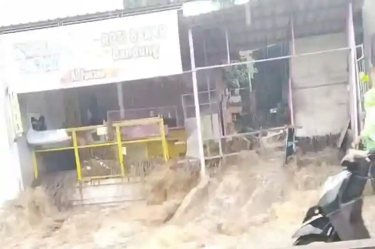 Hujan Deras Picu Banjir Luapan di Sejumlah Ruas Jalan Kota Batu
