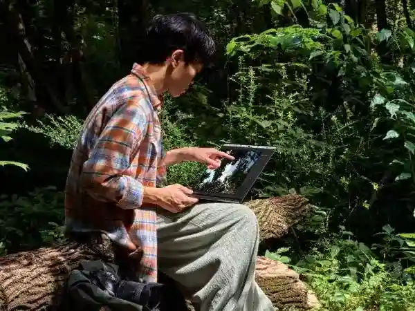 MacBook Pro Layar Sentuh dan Lenovo Yoga: Dua Arah Berbeda untuk Laptop Premium